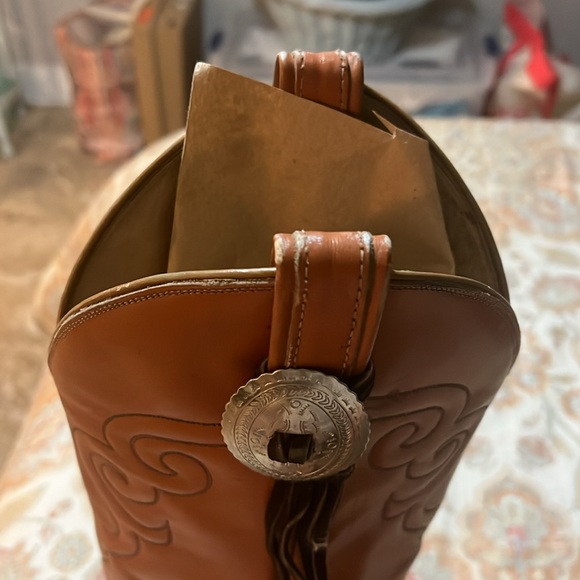 Tony lamas size 8 1/2 B fits like a 8 - Picture 3 of 3